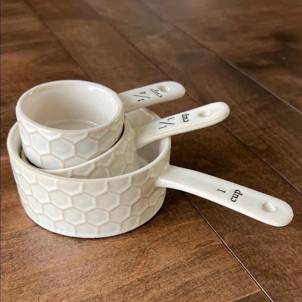 White ceramic Honeycomb Measuring Cups - Picture 1 of 1